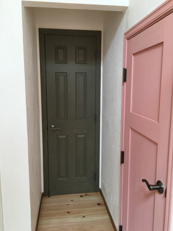 施主Kさんがバターミルクペイントで塗装した２階のドア。おくのトイレのドアは気に行った色がなかなか決まらず何度も塗り直すはめに