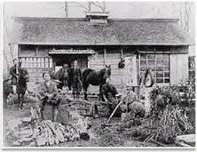 明治時代の北海道開拓民の家。本州と同じ隙間だらけの作りでは寒さで多くの人が凍死した。