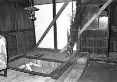 囲炉裏は日本の生活文化の低さを象徴するもの。家を断熱して煙の出ない暖房を入れるというロシアも朝鮮も当たり前にやっていたことだが、日本にはそのコタツや囲炉裏といった「採暖」の発想しかなかった。いまだに地方の農家の古い家は当時と変わらない。
