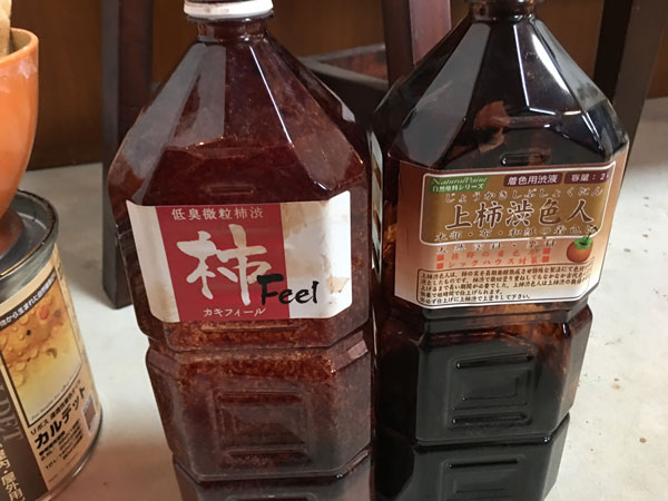 K様は床と天井には日本古来の自然塗料「柿渋」を塗りました。左が天井用で右が床用。「柿渋は塗って時間が経過しないと色が出ないので難しかったが、時間の経過とともに生井色に変sh即していくので正解でした。」と施主さん。
