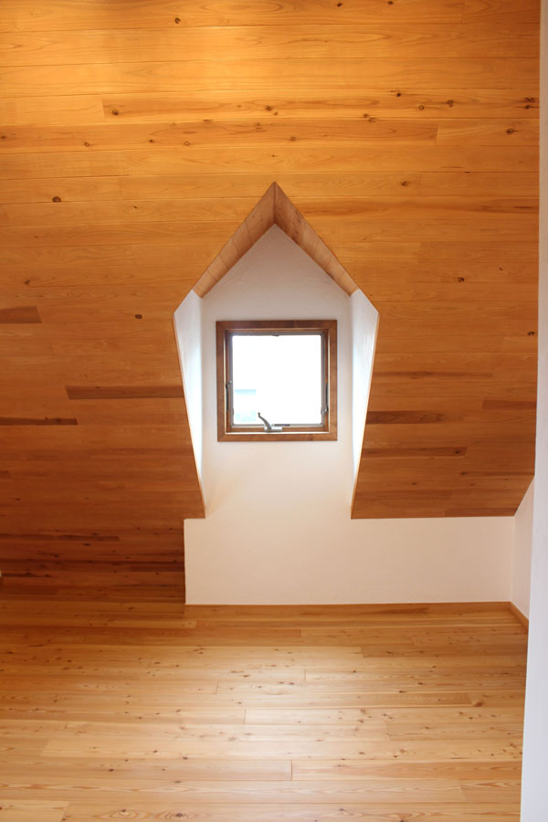 2階の屋根裏部屋はドーマーのある楽しい空間。