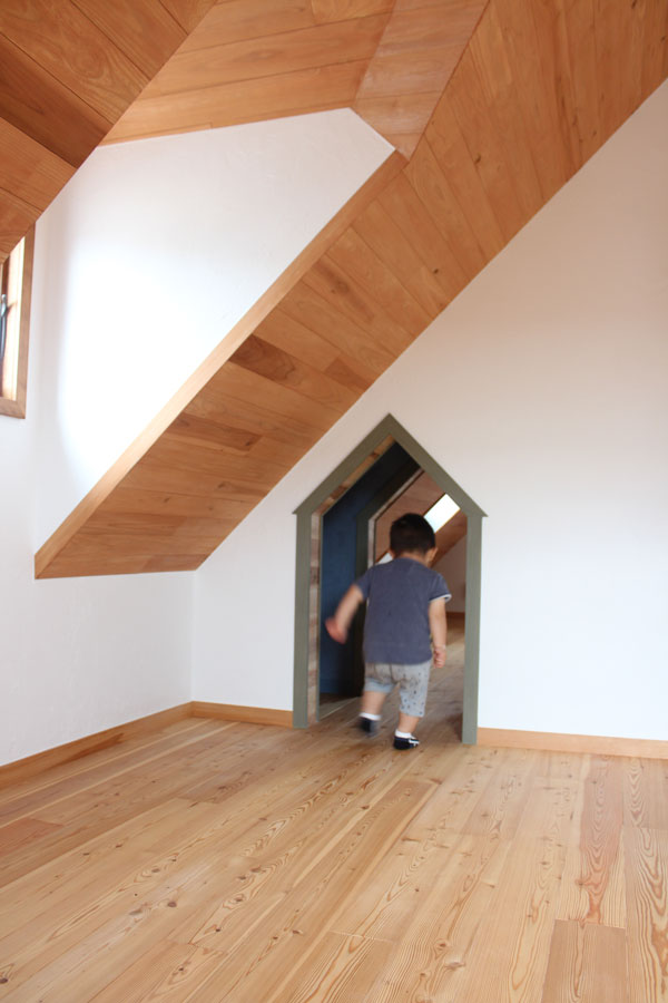 2階のドーマー子供部屋です。2つの子供部屋は大人は通れないこんな楽しいトンネルで繋がっています。施主さんのナイスアイディア。