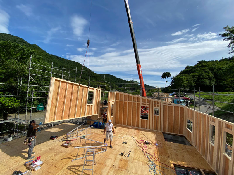 梅雨の晴れ間の上棟工事